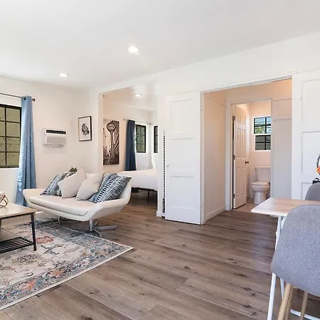 Cozy 2Nd-Floor Studio Apartment Just A Block From Beverly Hills & Top La Attractions